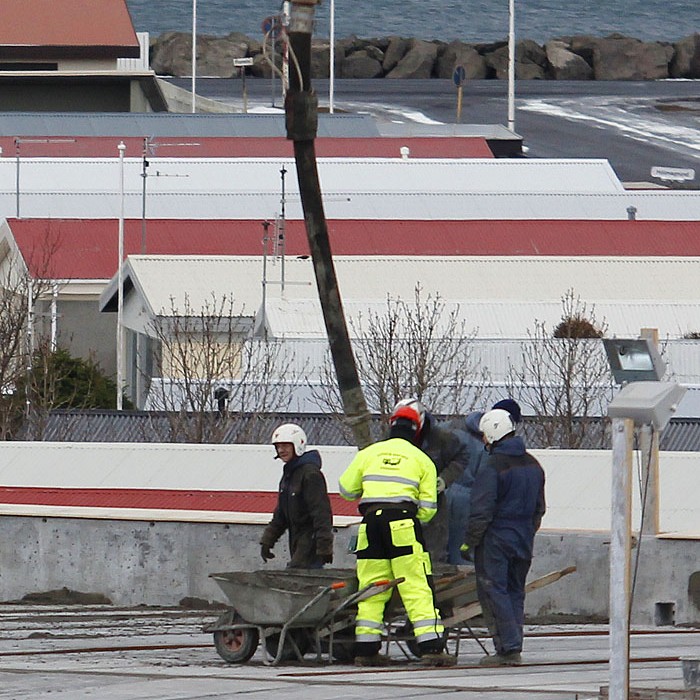 Iðnaðarmenn á fullu við samlagsbyggingu