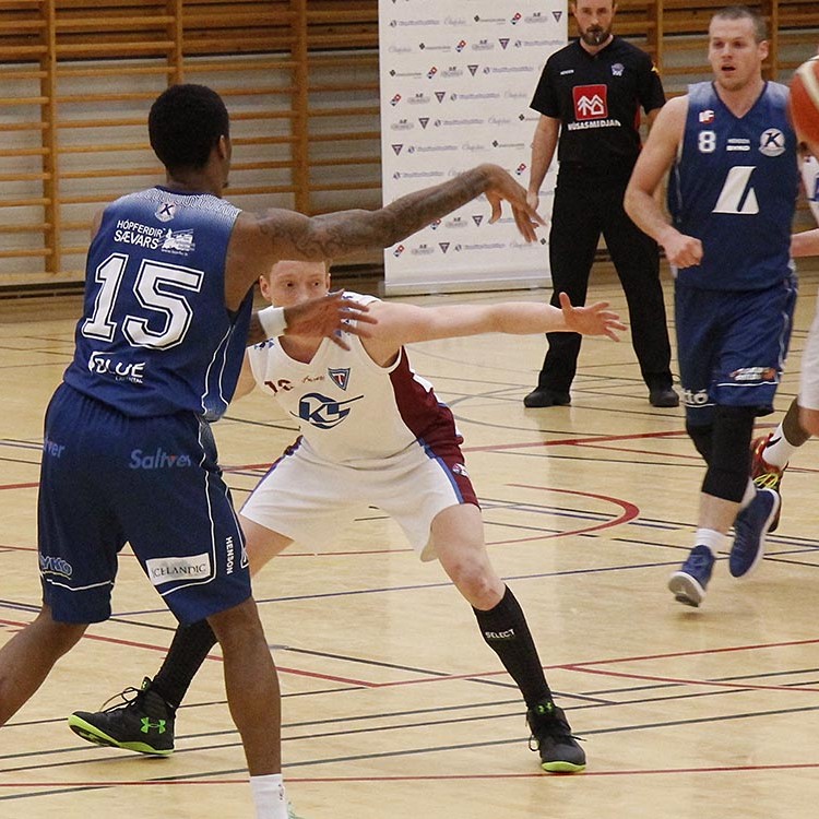 Viðar í baráttunni við Earl Brown Jr.