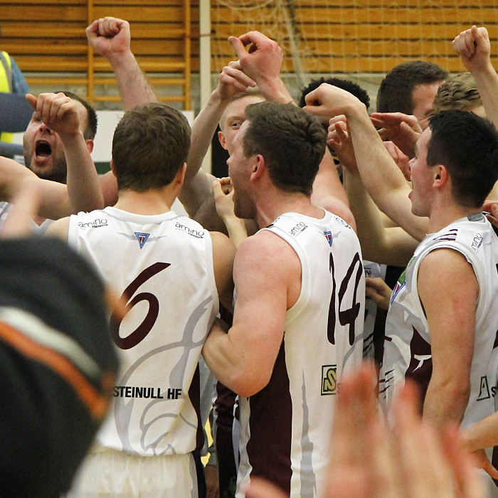 Stólarnir fögnuðu vel í leikslok og leikmenn og stúkan sungu afmælislagið fyrir Pétur. Þvílík stemning!  MYND:ÓAB