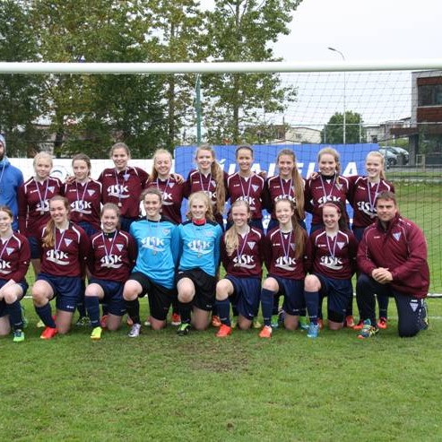 3. flokkur kvenna hjá Tindastóli eftir úrslitaleikinn í dag ásamt þjálfurum þeirra, þeim Guðjóni Erni Jóhannssyni og Juliano Pereira. Ljósm./ Kristín Magnúsdóttir