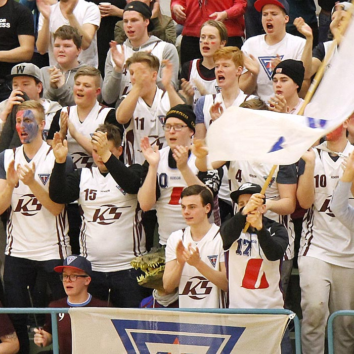 Þessir stuðningsmenn og allir hinir verða að fjölmenna í Síkið á miðvikudagskvöldið. Oft var þörf en nú er nauðsyn!  MYND: ÓAB