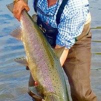 Sturla með stórlaxinn. Mynd: Mbl.is.