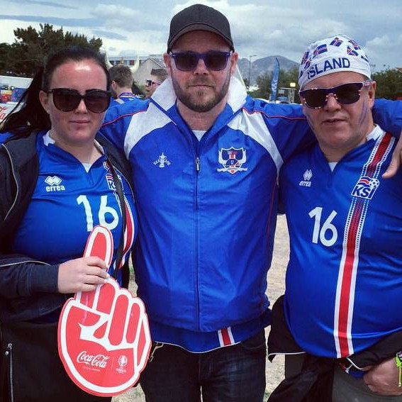 Styrmir á EM í sumar. Með honum á myndinni er Helga Sigurjónsdóttir og pabbi hennar, Sigurjón Alexandersson. Mynd af Facebook.