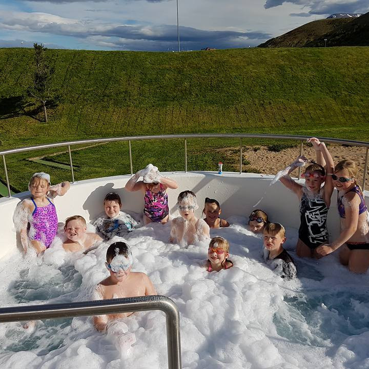 Á miðvikudaginn verður sápukúlufjör í heitapottinum fyrir almenning og sundiðkendur. Mynd: tindastoll.is/sund.
