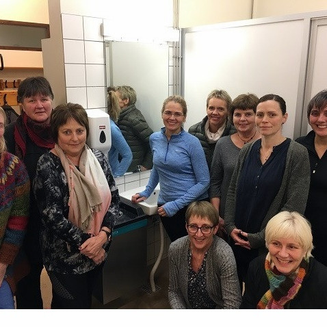 Gærurnar færðu sundlauginni á Hvammstanga góða gjöf. Mynd: Húnaþing.is.