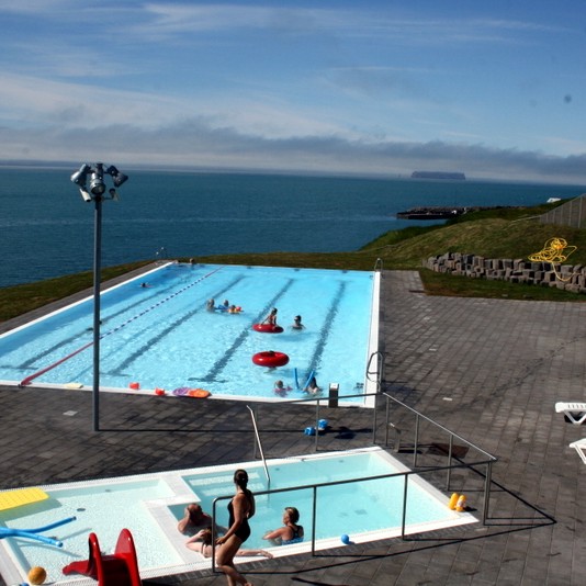 Sundlaugavörður bjargar barni frá drukknun