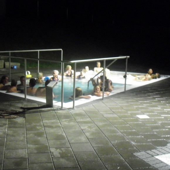 Vinkonur leggja 353 milljónir í sundlaug