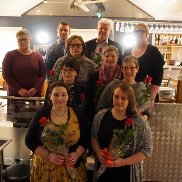 Frá útskriftinni. Neðsta röð frá vinstri: Kristín Lundberg og Sarah Holzem. Næsta röð: Dagný Sigmarsdóttir og Khatarina Ruppel. Næsta röð: Sigrún Sigurðardóttir og Eydís Magnúsdóttir. Efsta röð: Bryndís Þráinsdóttir, framkvæmdastjóri Farskólans, Jón Ólafur Sigurjónsson, Ólafur Bernódusson og Kristín Einarsdóttir, verkefnastjóri. Mynd: Farskólinn.is.