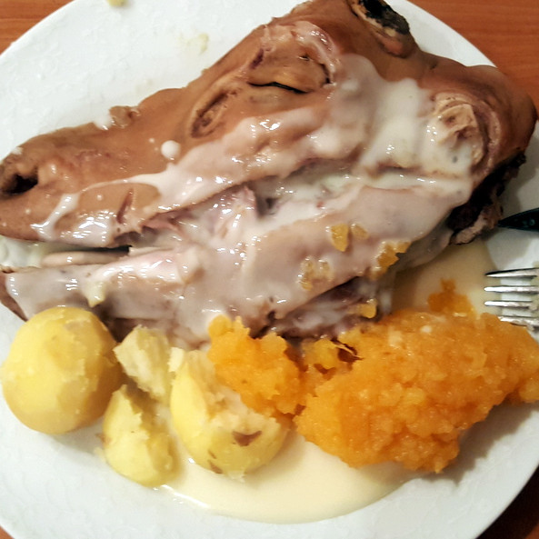 Soðin svið með uppstúf og rófustöppu er herramannsmatur en ekki víst að íþróttafólki sé bent á það nú til dags. Mynd: PF.