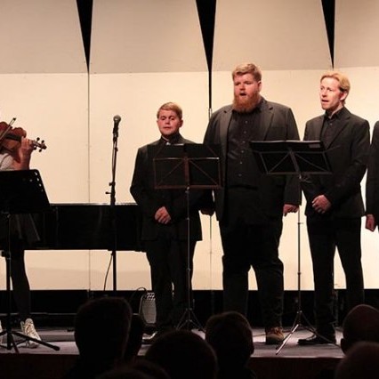 Salurinn tók undir á söngskemmtuninni „Syngdu mig heim“