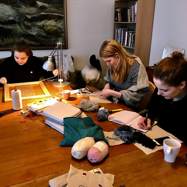 Nemendur sitja ekki auðum höndum í textíllistamiðstöðinni. Mynd:Tsb.is