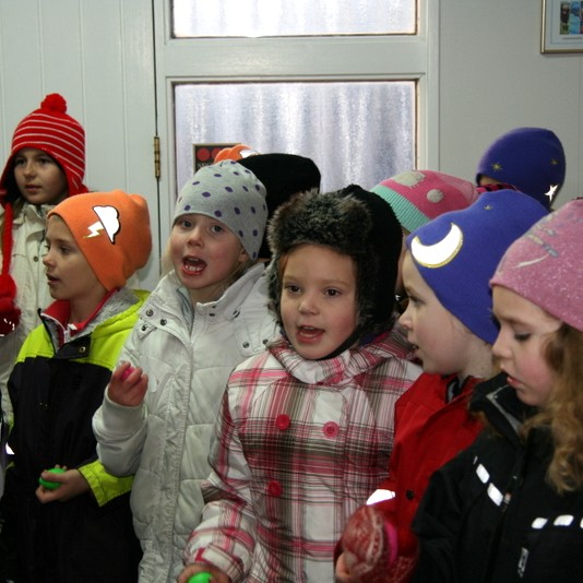 Ganga um bæinn og syngja jólalög - Myndband