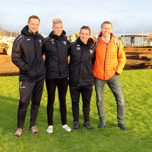 Þjálfararnir þrír, Jón, Óskar Smári og Bjarni Smári ásamt Bergmanni Guðmundssyni formanni knattspyrnudeildar Tindastóls. Mynd: PF.