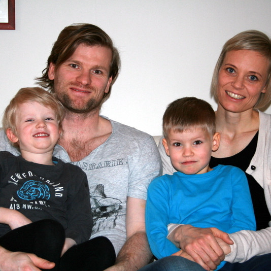 Guðmundur Hólmar og Þórey Edda ásamt sonum sínum. Mynd: Úr einkasafni.