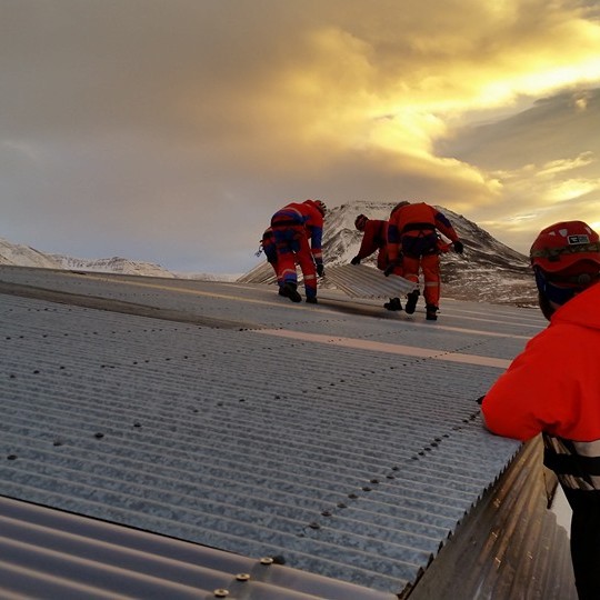 Björgunarsveitarmenn úr Skagfirðingasveit unnu að þakviðgerðum í Hjarðarhaga í Blönduhlíð á þriðjudaginn. Mynd: Þorgerður Eva Þórhallsdóttir.