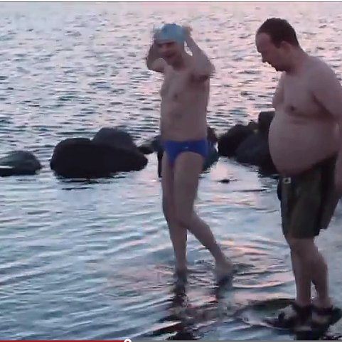 Tveir skelltu sér í frískandi sjósund – FeykirTv