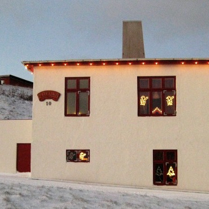 Húsið Tilraun var valið jólahús ársins á Blönduósi af lesendum Húnahornsins. Mynd: huni.is.