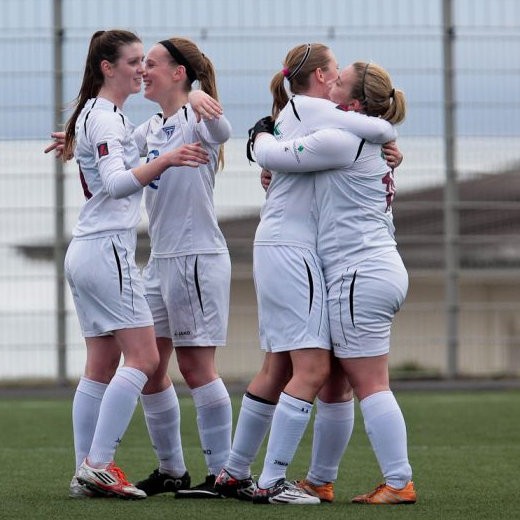 Stelpurnar gerðu góða ferð á Vopnafjörð og hér sjást þær fagna sigri í leikslok. Mynd: fotbolti.net.