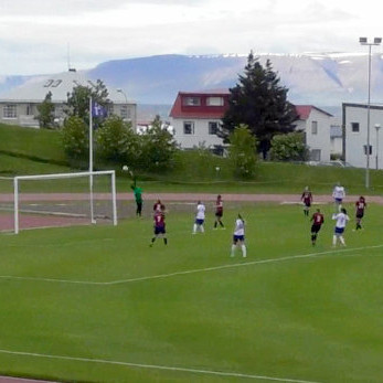 Boltinn svífur yfir Didu í marki Stólanna og Víkingur krækir þar með í öll stigin sem í boði var. Mynd: Skjáskot af TindastollFotboltiTV