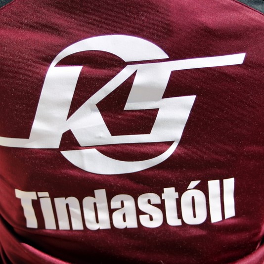 Tekið á móti gölluðum búningum á morgun