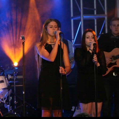 Sunna Líf og Tinna Björk sigruðu söngkeppni FNV