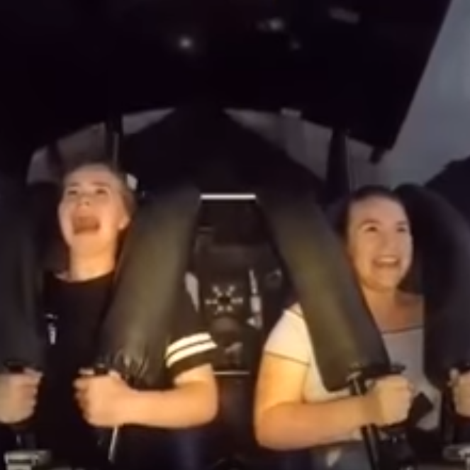 Íslensk stelpa fellur í yfirlið í tívolítæki - Myndband