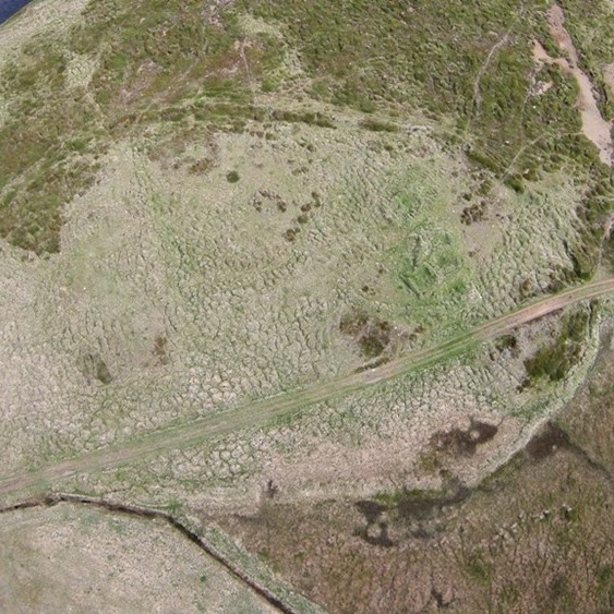 Þessi mynd er tekin úr flygildi (dróna) sem tekinn var í notkun í sumar. Þetta er Tjarnarkot í Sléttuhlíð. Ljósm./BSk