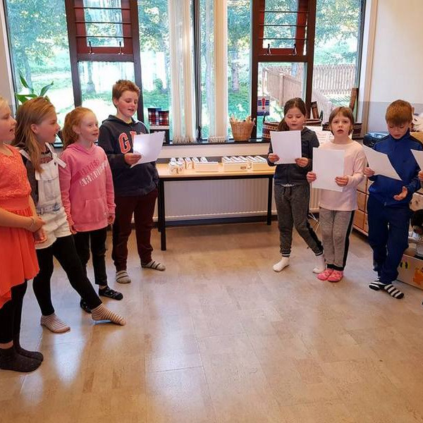 Sungið á opnu húsi hjá Tónadansi. Mynd af Facebooksíðu Tónadans.