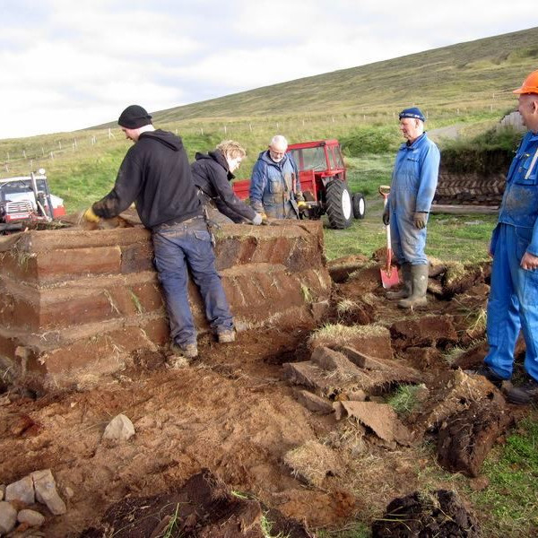 Frá námskeiði í torfhleðslu og grindasmíði á Tyrfingsstöðum í Skagafirði. Mynd: Facebooksíða Fornverkeskólans.
