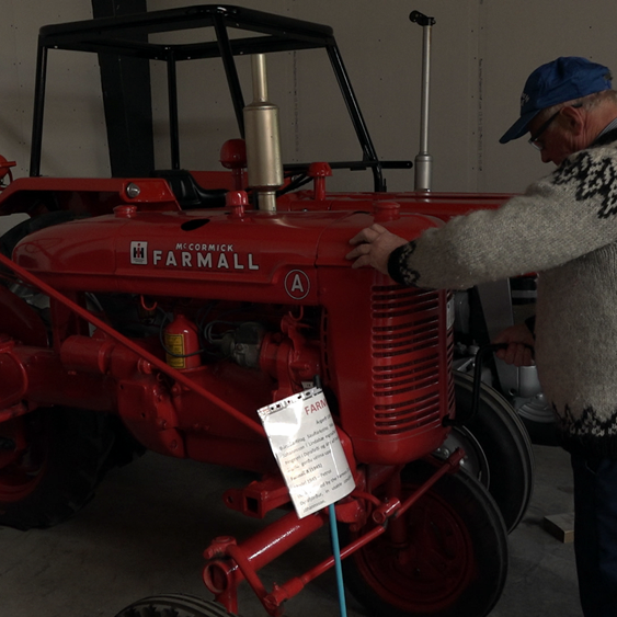 Sigmar Jóhannsson við eina dráttarvélina/Mynd: N4