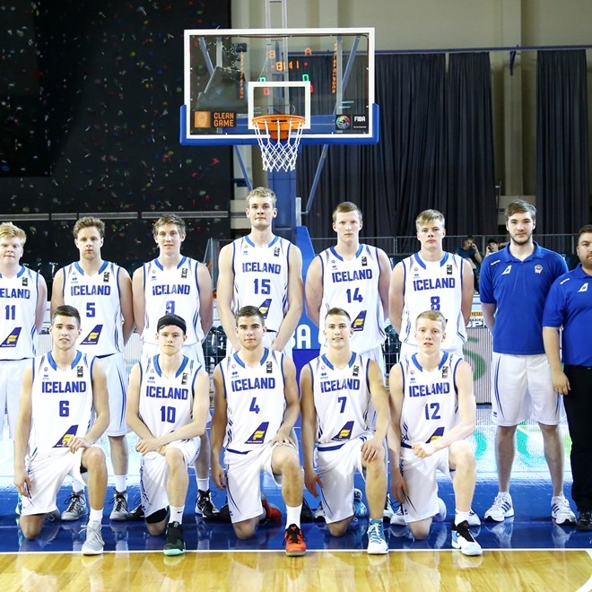 Strákarnir flottir í Grikklandi. Pétur (7) og Viðar (12) eru í fremri röð til hægri.  MYND: KKÍ.IS