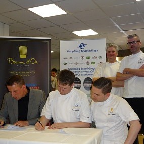 Frá undirritun styrktarsamningsins. Mynd: ks.is