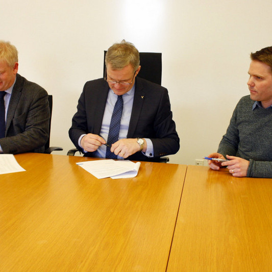 Haraldur Benediktsson, Jón Gunnarsson og Indriði Þór Einarsson við undirritun samningsins. Mynd: Skagafjörður.is