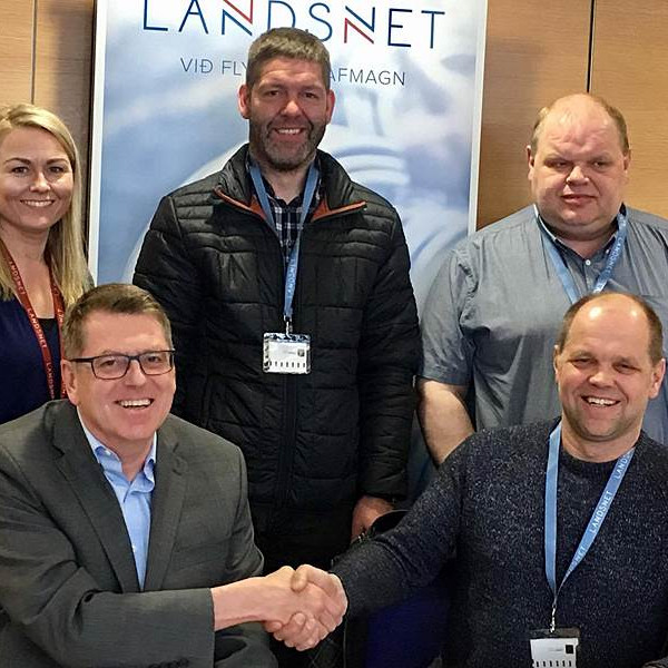 Guðmundur Ingi Ásmundsson forstjóri Landsnets, Ásmundur Pálmason framkvæmdastjóri Steypustöðvar Skagafjarðar, Anna Sigga Lúðvíksdóttir sérfræðingur í innkaupum hjá Landsneti, Friðrik Pálmason verkefnastjóri og Steingrímur Óskarsson verkstjóri hjá Steypustöð Skagafjarðar við undirskrift verksamnigsins. Mynd: Landsnet.is