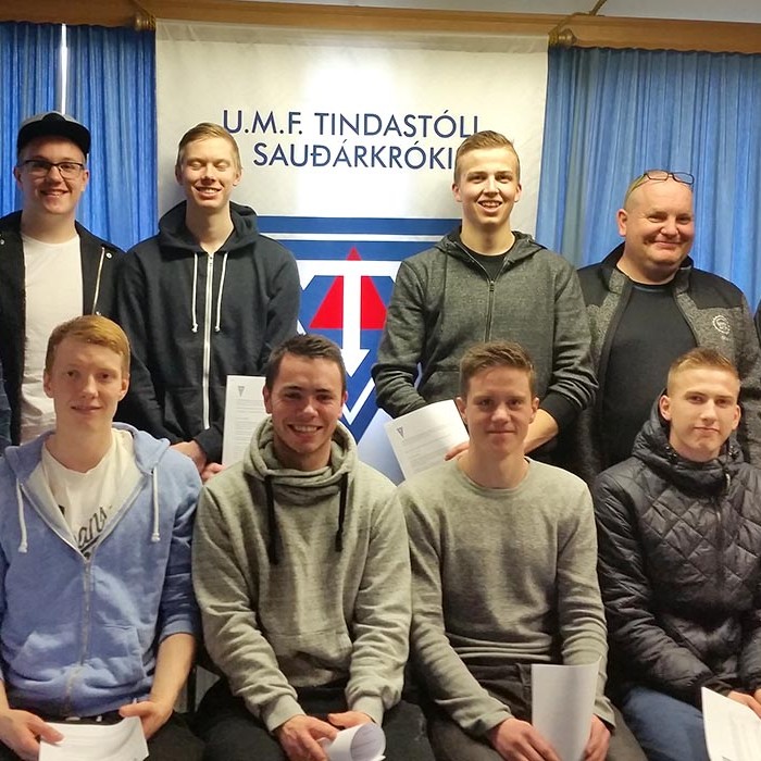 Átta ungir leikmenn skrifuðu undir samning við Stólana í dag. Með á myndinni sem hér fylgir eru Björn Hansen stjórnarmaður, Ólafur Stefánsson stjórnarmaður og Stefán Jónsson formaður. Þeir eru þessir sem líta út fyrir að vera aðeins eldri en hinir.