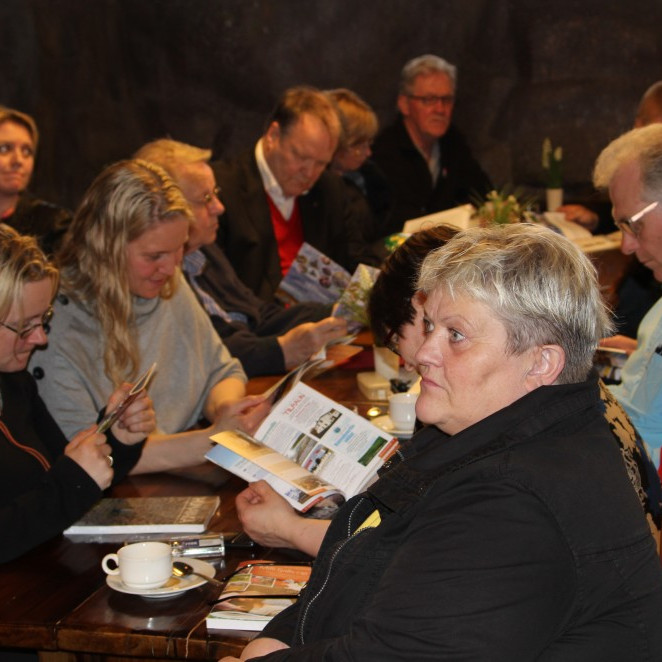 Myndin er tekin í Eyvindarrstofu í útgáfuhófi vegna útgáfu Húnavöku og ferðabæklingsins Mili fjalls og fjöru árið 2014. Mynd: KSE