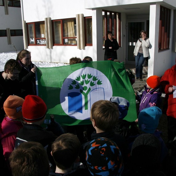 Grænfáninn dreginn að húni í Varmahlíðaskóla