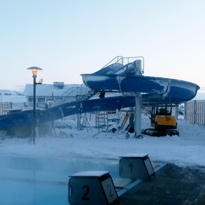 Vatnsrennibraut reist við sundlaugina á Hvammstanga