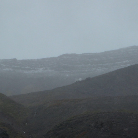 Október verður mildur með suðlægum áttum og fremur hlýr. Dálítil úrkoma verður í mánuðinum lang mest í formi rigningar, þó svo að snjóað geti í fjöll.