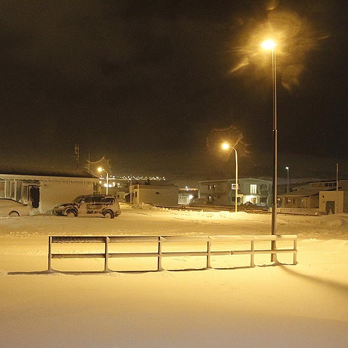 Hann er talsvert minni snjórinn niðri í bæ á Króknum en blaðamanni Feykis datt þó ekki í hug að stinga höfði út í vetrarveðrið í dag eða vaða snjóinn upp í læri í þeim tilgangi að moka frá bílnum sem er hálfur í kafi. Það er talsvert verk fyrir höndum að koma honum á götuna. Nema það hláni fljótlega?