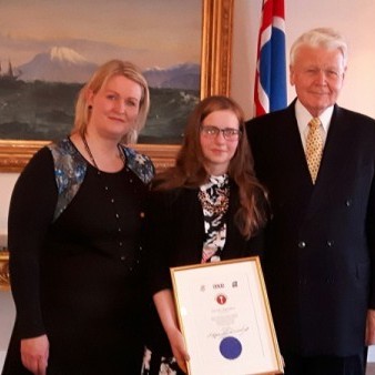 Hanna Dóra Björnsdóttir, Ása Sóley Ásgeirsdóttir og Ólafur Ragnar Grímsson. Ljósm./Varmahlíðarskóli.