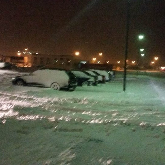 Menn þurftu að taka fram skóflurnar á Sauðárkróki í morgun. Mynd: KSE