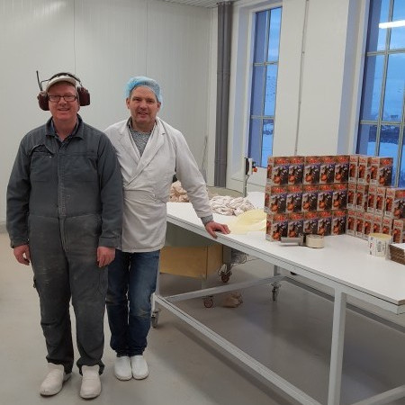 Ólafur Valgarðsson og Kári Kárason í pökkunarsalnum í hinu nýja húsnæði. Mynd: Húnahornið.