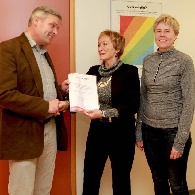 Kári Kárason, Sigurlaug Þóra Hermannsdóttir, formaður Hollvinasamtakanna og Ásdís H. Arinbjörnsdóttir, stjórnarmaður í Hollvinasamtökunum við afhendinguna. Mynd: Jón Sigurðsson/Húni.is