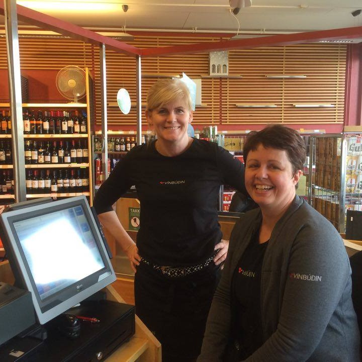 Jóna og Guðrún Brynja brosmildar í Vínbúðinni.