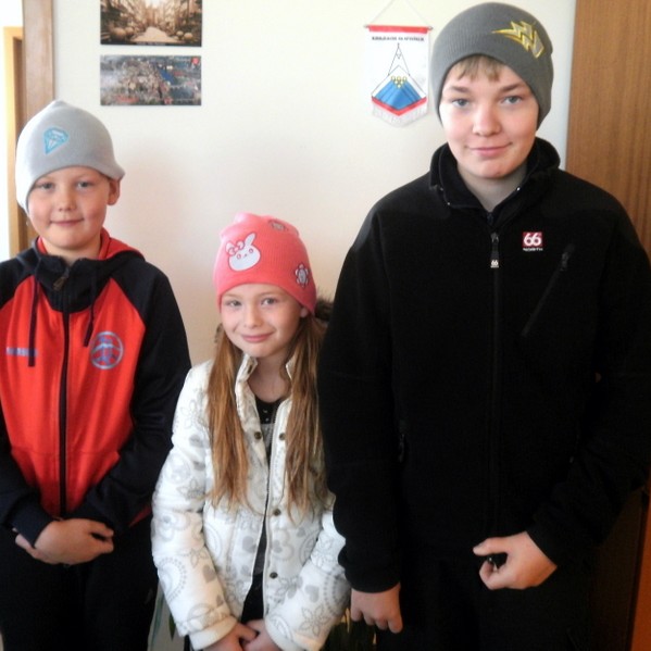 Húfur í þúsundavís til viðskiptavina