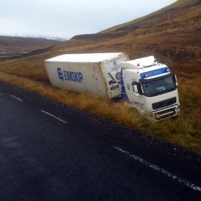 Flutningabíll útaf