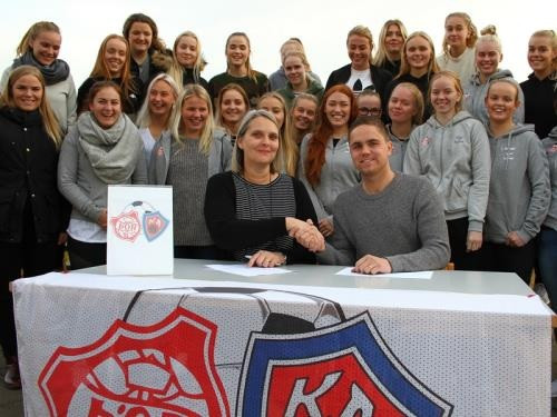 Frá undirritun, Inga Huld Pálsdóttir frá Þór/KA og Halldór Jón Sigurðsson nýráðinn þjálfari meistara- og 2. flokks kvenna. Mynd: thorsport.is.