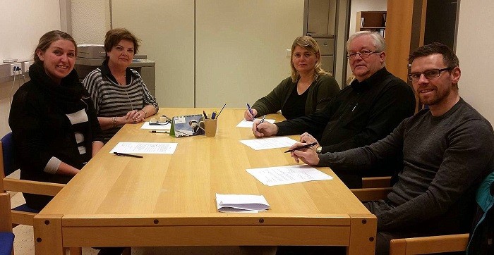 Meðfylgjandi mynd er frá undirritun samningsins í húsakynnum SSNV en þar voru samankomin þau Sveinbjörg Rut Pétursdóttir f.h. Elds í Húnaþingi, Elín R. Líndal f.h. Forsvars og Hæðarinnar á Höfðabraut, Guðný Hrund Karlsdóttir sveitarstjóri Húnaþings vestra, Páll Sigurðsson útibússtjóri Landsbankans Hvammstanga og Reimar Marteinsson kaupfélagsstjóri KVH. Á myndina vantar Magnús Frey Jónsson framkvæmdarstjóra Sláturhúss KVH. Mynd: Norðanátt.is.