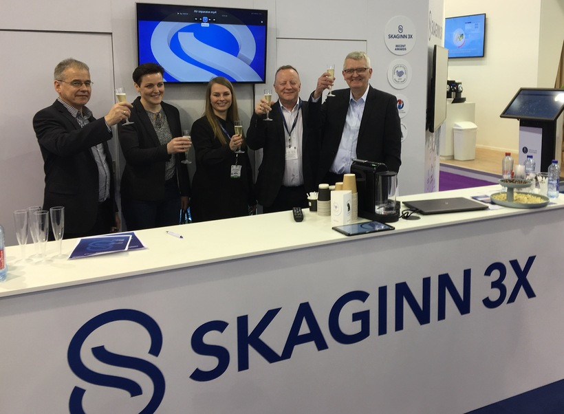 Jón Eðvald Friðriksson, framkvæmdastjóri Fisk Seafood, Erla Jónsdóttir fjármálastjóri, Laufey Skúladóttir, markaðs- og sölustjóri, Gylfi Guðjónsson útgerðarstjóri og Ingólfur Árnason, framkvæmdastjóri Skagans, fagna undirritun samstarfssamnings.
